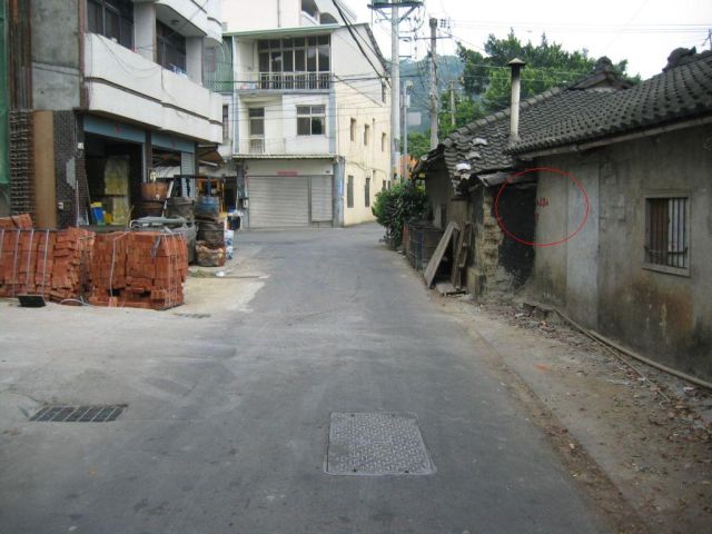 右側「瓦頂土角厝」就是老嬸婆的家
